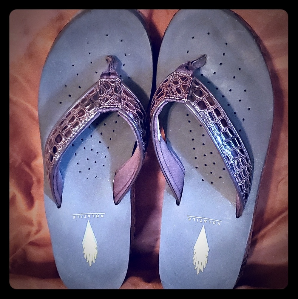 Volatile Platform Brown Flip flops, sz 7